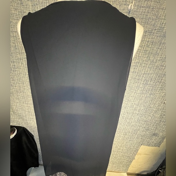 Elegant Black Sleeveless Blouse - Picture 2 of 4